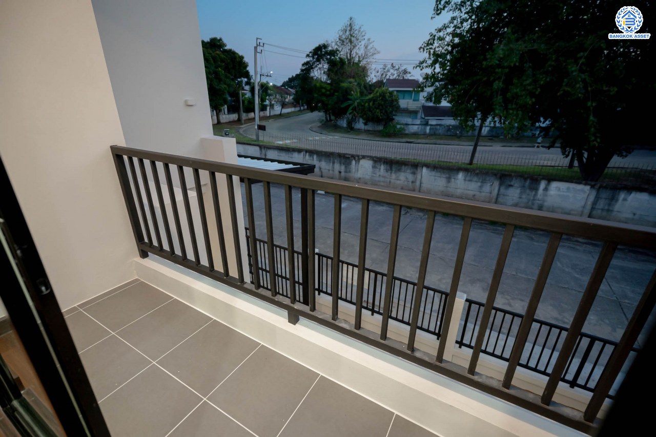 บ้านมือสองตกแต่งใหม่ โครงการ บ้านสินบดี บางบัวทอง ดีไซน์ทันสมัย เนื้อที่ 67 ตร.ว. พร้อมฟังก์ชัน 5 ห้องนอน 3  ห้องน้ำ จอดรถได้ 2 คัน บนสุดยอดทำเล! สะดวกทุกการเดินทางเข้า-ออกได้หลายเส้นทาง เชื่อมต่อทั้งรัตนาธิเบศร์, ราชพฤกษ์ และชัยพฤกษ์ ใกล้โรงเรียนเด่นหล้า รถไฟฟ้าสถานี "บางพลู" และโรบินสัน ราชพฤกษ์