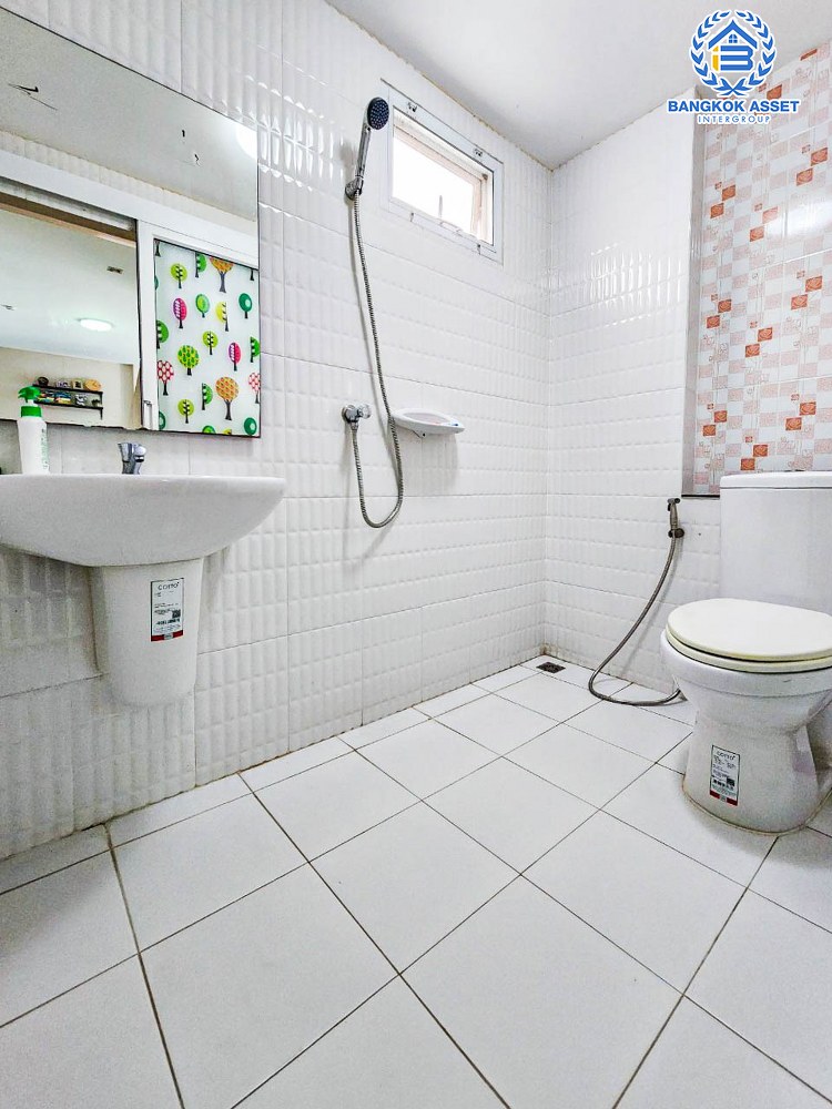 บ้านเดี่ยวมือสอง โครงการ นิชชารมณ์ ราชพฤกษ์ เนื้อที่ 50.6 ตร.ว. ฟังก์ชัน 3 ห้องนอน 3 ห้องน้ำ จอดรถได้ 2 คัน บ้านหลังใหญ่ สภาพใหม่มาก บนทำเลดีเดินทางเข้าเมืองสะดวก ใกล้รถไฟฟ้าสายสีม่วง "สถานีบางรักน้อยท่าอิฐ" จองเลย!...