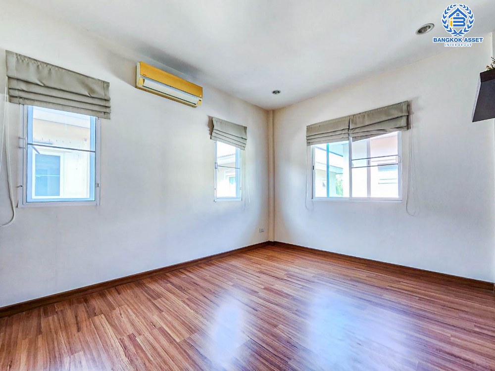 บ้านเดี่ยวมือสอง โครงการ นิชชารมณ์ ราชพฤกษ์ เนื้อที่ 50.6 ตร.ว. ฟังก์ชัน 3 ห้องนอน 3 ห้องน้ำ จอดรถได้ 2 คัน บ้านหลังใหญ่ สภาพใหม่มาก บนทำเลดีเดินทางเข้าเมืองสะดวก ใกล้รถไฟฟ้าสายสีม่วง "สถานีบางรักน้อยท่าอิฐ" จองเลย!...