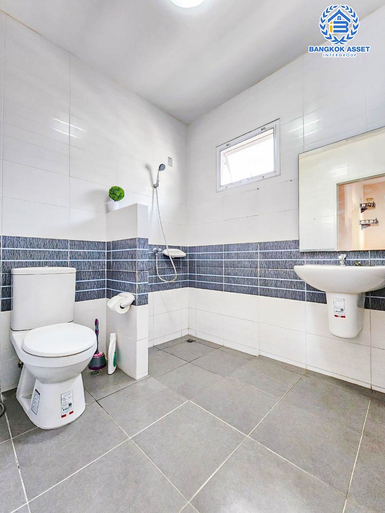 บ้านเดี่ยวมือสอง โครงการ นิชชารมณ์ ราชพฤกษ์ เนื้อที่ 50.6 ตร.ว. ฟังก์ชัน 3 ห้องนอน 3 ห้องน้ำ จอดรถได้ 2 คัน บ้านหลังใหญ่ สภาพใหม่มาก บนทำเลดีเดินทางเข้าเมืองสะดวก ใกล้รถไฟฟ้าสายสีม่วง "สถานีบางรักน้อยท่าอิฐ" จองเลย!...