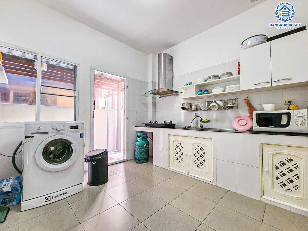 บ้านเดี่ยวมือสอง โครงการ นิชชารมณ์ ราชพฤกษ์ เนื้อที่ 50.6 ตร.ว. ฟังก์ชัน 3 ห้องนอน 3 ห้องน้ำ จอดรถได้ 2 คัน บ้านหลังใหญ่ สภาพใหม่มาก บนทำเลดีเดินทางเข้าเมืองสะดวก ใกล้รถไฟฟ้าสายสีม่วง "สถานีบางรักน้อยท่าอิฐ" จองเลย!...