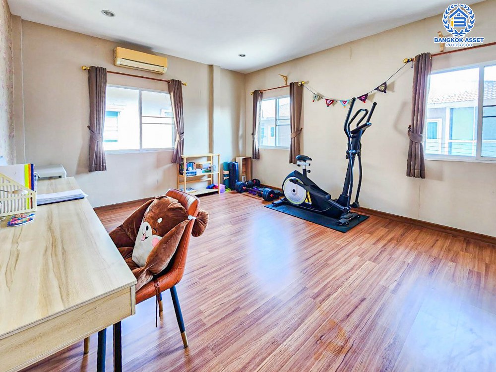 บ้านเดี่ยวมือสอง โครงการ นิชชารมณ์ ราชพฤกษ์ เนื้อที่ 50.6 ตร.ว. ฟังก์ชัน 3 ห้องนอน 3 ห้องน้ำ จอดรถได้ 2 คัน บ้านหลังใหญ่ สภาพใหม่มาก บนทำเลดีเดินทางเข้าเมืองสะดวก ใกล้รถไฟฟ้าสายสีม่วง "สถานีบางรักน้อยท่าอิฐ" จองเลย!...