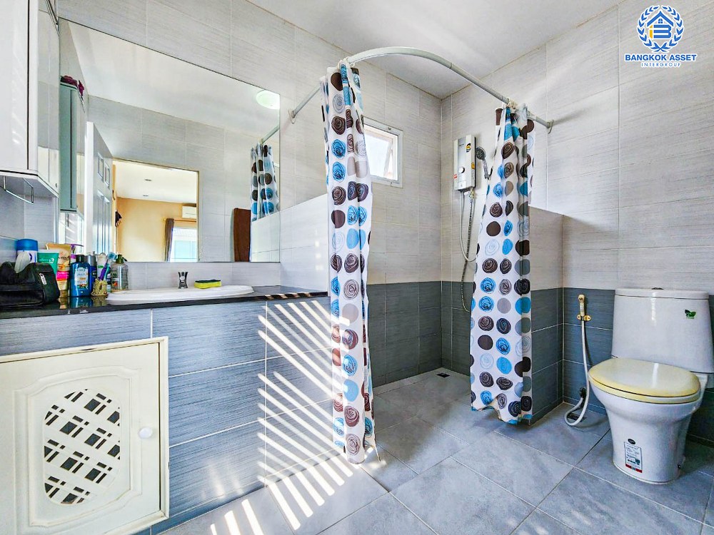 บ้านเดี่ยวมือสอง โครงการ นิชชารมณ์ ราชพฤกษ์ เนื้อที่ 50.6 ตร.ว. ฟังก์ชัน 3 ห้องนอน 3 ห้องน้ำ จอดรถได้ 2 คัน บ้านหลังใหญ่ สภาพใหม่มาก บนทำเลดีเดินทางเข้าเมืองสะดวก ใกล้รถไฟฟ้าสายสีม่วง "สถานีบางรักน้อยท่าอิฐ" จองเลย!...