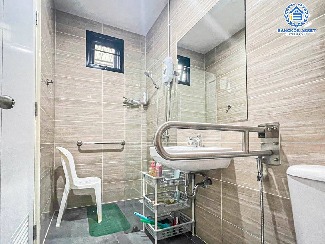 *****ทาวน์เฮ้าส์มือสองกรุงเทพมหานคร โครงการ เอสเกตทาวน์ เพชรเกษม69 หลังมุม เนื้อที่กว้าง 21 ตร.ว. ฟังก์ชัน 3 ห้องนอน 2 ห้องน้ำ 1 ที่จอดรถ บ้านสภาพใหม่ เหมือนมือหนึ่ง บิวท์อินพร้อม ใกล้หน้าโครงการ บนทำเลติดถนนเลียบคลองภาษีเจริญฝั่งเหนือ ใกล้รถไฟฟ้าสายสีน้ำเงิน "สถานีหลักสอง"