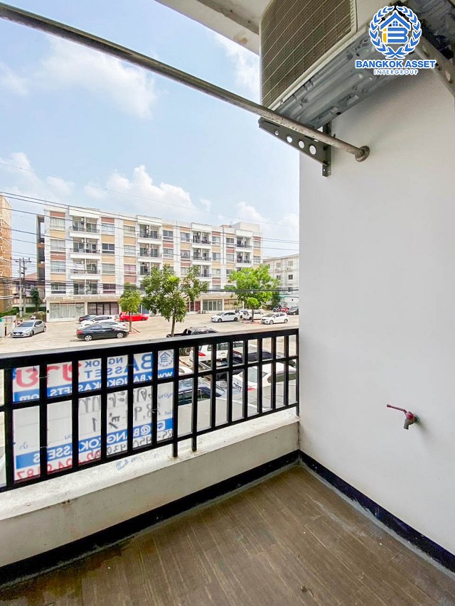 *****คอนโดมิเนียมมือสองปทุมธานี โครงการ เดอะคิทท์ คลองหลวง ห้องมุม เนื้อที่เกือบ 29 ตร.ม. ฟังก์ชัน 1 ห้องนอน 1 ห้องน้ำ 1 ที่จอดรถ แถมฟรี! 1 เครื่องปรับอากาศ และ 1 เครื่องทำน้ำอุ่น บนทำเลแห่งการเดินทาง เชื่อมต่อถนนคลองหลวง, ถนนพหลโยธิน ใกล้ฟิวเจอร์พาร์ค รังสิต