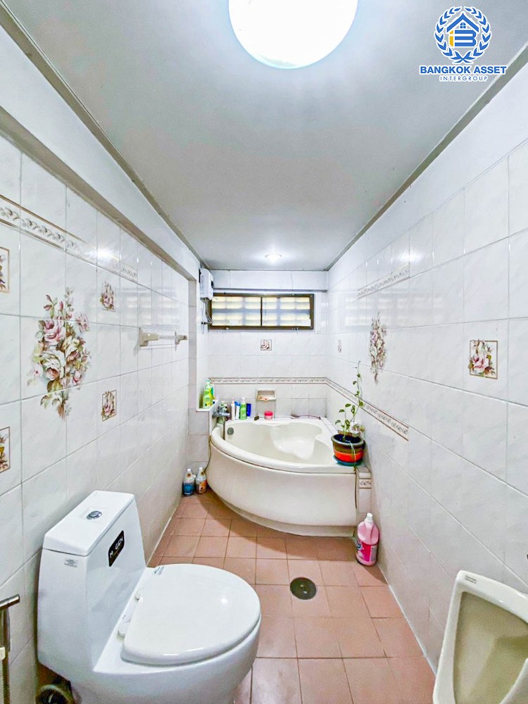 *****บ้านเดี่ยวมือสอง โครงการ อินโดไทย รัตนาธิเบศร์ เนื้อที่กว้างกว่า 100 ตร.ว. ฟังก์ชัน 5 ห้องนอน 4 ห้องน้ำ 4 ที่จอดรถ บ้านหลังใหญ่ ภายในสภาพดีเยี่ยม บนทำเลเดินทางสะดวก เชื่อมต่อถนนรัตนาธิเบศร์ ใกล้รถไฟฟ้าสายสีม่วง "สถานีบางกระสอ" และจุดขึ้นทางด่วน "งามวงศ์วาน"