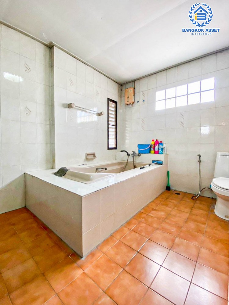 *****บ้านเดี่ยวมือสอง โครงการ อินโดไทย รัตนาธิเบศร์ เนื้อที่กว้างกว่า 100 ตร.ว. ฟังก์ชัน 5 ห้องนอน 4 ห้องน้ำ 4 ที่จอดรถ บ้านหลังใหญ่ ภายในสภาพดีเยี่ยม บนทำเลเดินทางสะดวก เชื่อมต่อถนนรัตนาธิเบศร์ ใกล้รถไฟฟ้าสายสีม่วง "สถานีบางกระสอ" และจุดขึ้นทางด่วน "งามวงศ์วาน"