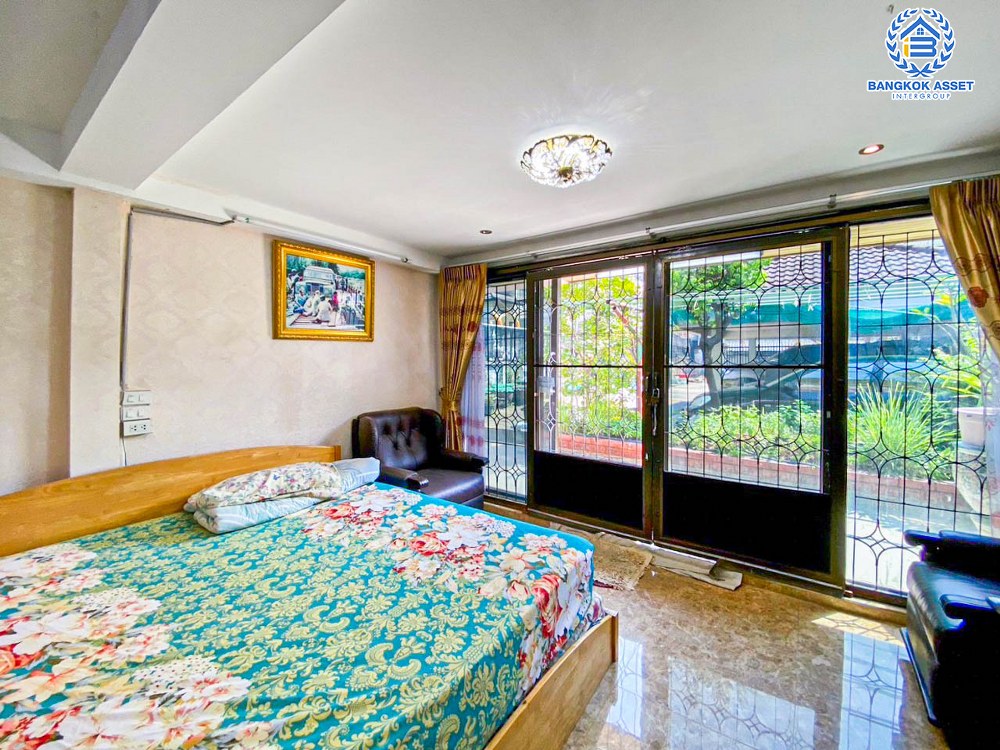 *****บ้านเดี่ยวมือสอง โครงการ อินโดไทย รัตนาธิเบศร์ เนื้อที่กว้างกว่า 100 ตร.ว. ฟังก์ชัน 5 ห้องนอน 4 ห้องน้ำ 4 ที่จอดรถ บ้านหลังใหญ่ ภายในสภาพดีเยี่ยม บนทำเลเดินทางสะดวก เชื่อมต่อถนนรัตนาธิเบศร์ ใกล้รถไฟฟ้าสายสีม่วง "สถานีบางกระสอ" และจุดขึ้นทางด่วน "งามวงศ์วาน"