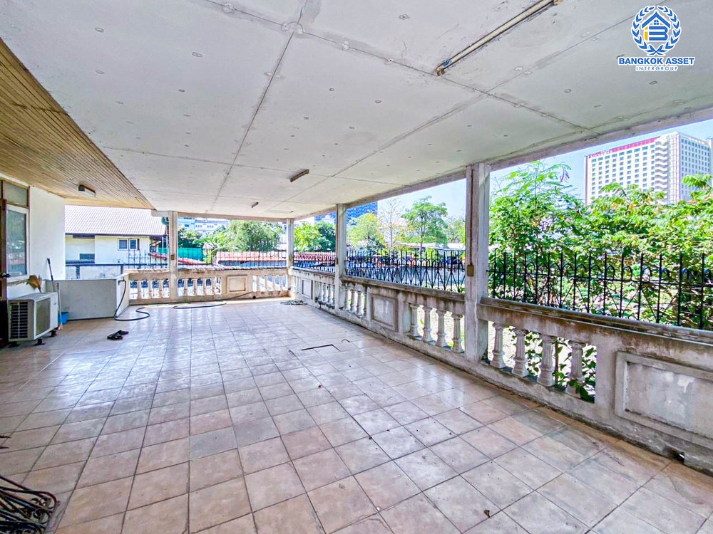 *****บ้านเดี่ยวมือสอง โครงการ อินโดไทย รัตนาธิเบศร์ เนื้อที่กว้างกว่า 100 ตร.ว. ฟังก์ชัน 5 ห้องนอน 4 ห้องน้ำ 4 ที่จอดรถ บ้านหลังใหญ่ ภายในสภาพดีเยี่ยม บนทำเลเดินทางสะดวก เชื่อมต่อถนนรัตนาธิเบศร์ ใกล้รถไฟฟ้าสายสีม่วง "สถานีบางกระสอ" และจุดขึ้นทางด่วน "งามวงศ์วาน"