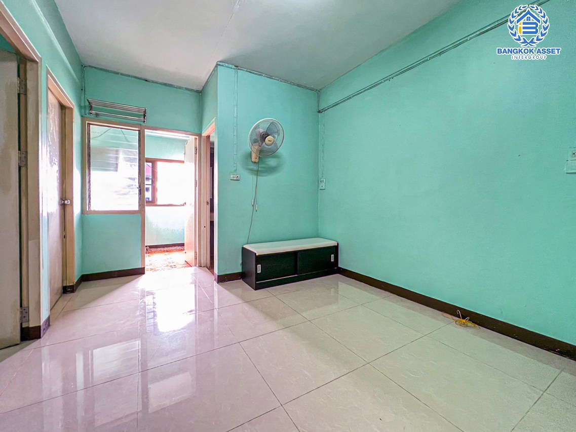 คอนโดมิเนียมมือสองปทุมธานี โครงการ เอื้ออาทร ปทุมธานี (บ้านฉาง) ห้องมุม! เนื้อที่กว้าง 34.09 ตร.ว. ฟังก์ชัน 2 ห้องนอน 1 ห้องน้ำ 1 ที่จอดรถ ห้องสภาพดี พร้อมอยู่ แถมฟรี! 1 เครื่องปรับอากาศ และเฟอร์นิเจอร์ บนทำเลแห่งการเดินทาง เชื่อมต่อถนนปุทมสัมพันธ์, ถนนราชพฤกษ์, ถนนติวานนท์