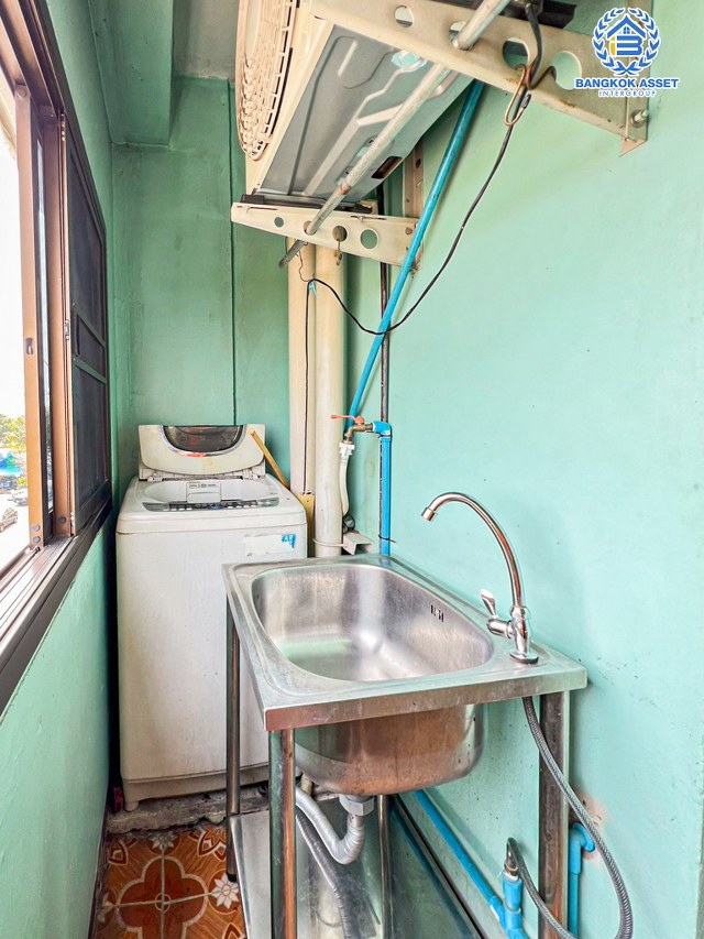 คอนโดมิเนียมมือสองปทุมธานี โครงการ เอื้ออาทร ปทุมธานี (บ้านฉาง) ห้องมุม! เนื้อที่กว้าง 34.09 ตร.ว. ฟังก์ชัน 2 ห้องนอน 1 ห้องน้ำ 1 ที่จอดรถ ห้องสภาพดี พร้อมอยู่ แถมฟรี! 1 เครื่องปรับอากาศ และเฟอร์นิเจอร์ บนทำเลแห่งการเดินทาง เชื่อมต่อถนนปุทมสัมพันธ์, ถนนราชพฤกษ์, ถนนติวานนท์