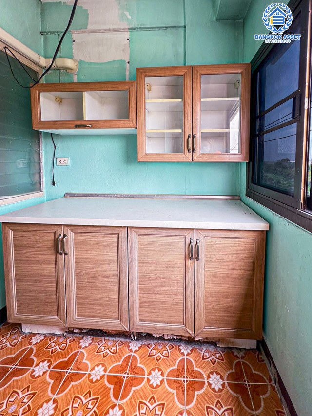 คอนโดมิเนียมมือสองปทุมธานี โครงการ เอื้ออาทร ปทุมธานี (บ้านฉาง) ห้องมุม! เนื้อที่กว้าง 34.09 ตร.ว. ฟังก์ชัน 2 ห้องนอน 1 ห้องน้ำ 1 ที่จอดรถ ห้องสภาพดี พร้อมอยู่ แถมฟรี! 1 เครื่องปรับอากาศ และเฟอร์นิเจอร์ บนทำเลแห่งการเดินทาง เชื่อมต่อถนนปุทมสัมพันธ์, ถนนราชพฤกษ์, ถนนติวานนท์