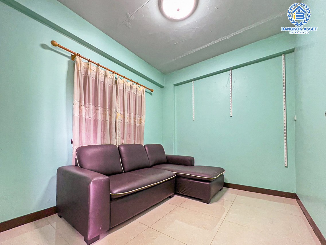 คอนโดมิเนียมมือสองปทุมธานี โครงการ เอื้ออาทร ปทุมธานี (บ้านฉาง) ห้องมุม! เนื้อที่กว้าง 34.09 ตร.ว. ฟังก์ชัน 2 ห้องนอน 1 ห้องน้ำ 1 ที่จอดรถ ห้องสภาพดี พร้อมอยู่ แถมฟรี! 1 เครื่องปรับอากาศ และเฟอร์นิเจอร์ บนทำเลแห่งการเดินทาง เชื่อมต่อถนนปุทมสัมพันธ์, ถนนราชพฤกษ์, ถนนติวานนท์