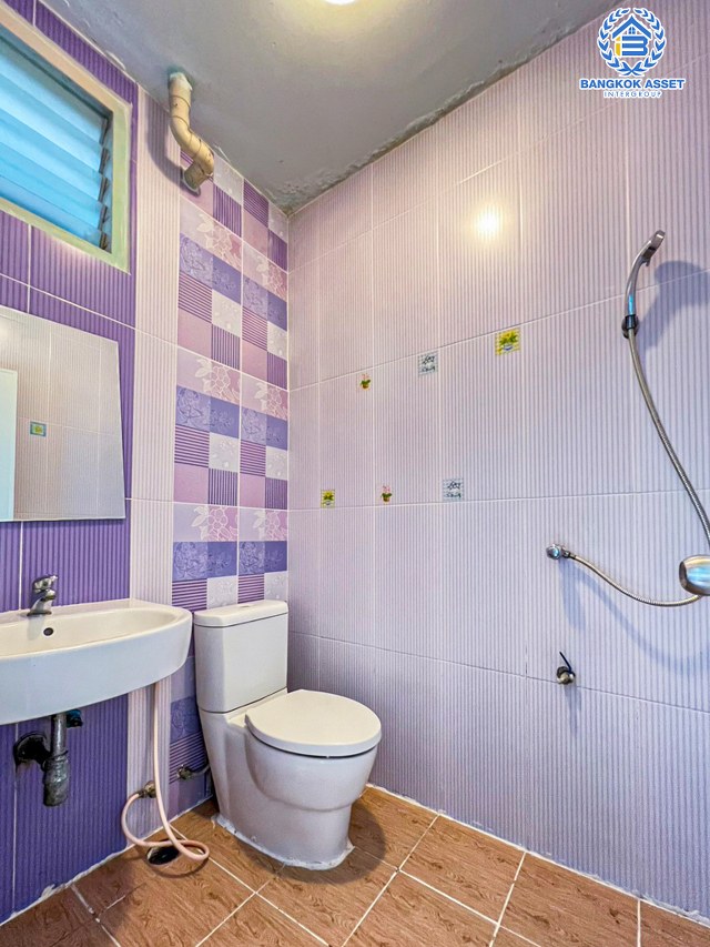 คอนโดมิเนียมมือสองปทุมธานี โครงการ เอื้ออาทร ปทุมธานี (บ้านฉาง) ห้องมุม! เนื้อที่กว้าง 34.09 ตร.ว. ฟังก์ชัน 2 ห้องนอน 1 ห้องน้ำ 1 ที่จอดรถ ห้องสภาพดี พร้อมอยู่ แถมฟรี! 1 เครื่องปรับอากาศ และเฟอร์นิเจอร์ บนทำเลแห่งการเดินทาง เชื่อมต่อถนนปุทมสัมพันธ์, ถนนราชพฤกษ์, ถนนติวานนท์