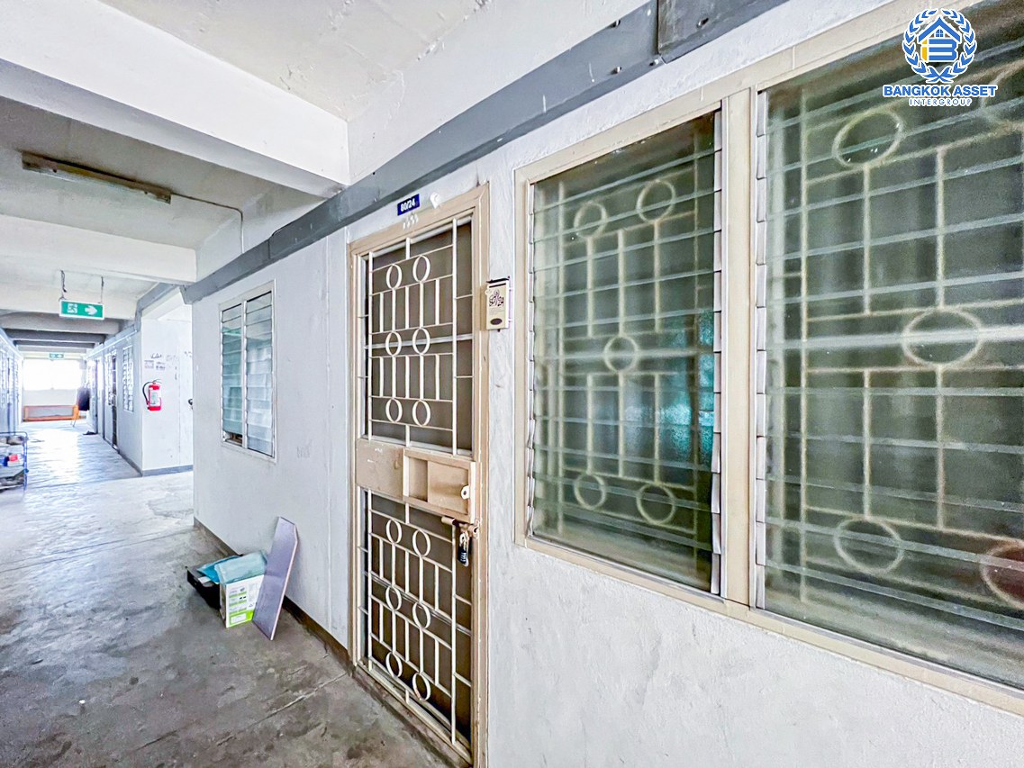 คอนโดมิเนียมมือสองปทุมธานี โครงการ เอื้ออาทร ปทุมธานี (บ้านฉาง) ห้องมุม! เนื้อที่กว้าง 34.09 ตร.ว. ฟังก์ชัน 2 ห้องนอน 1 ห้องน้ำ 1 ที่จอดรถ ห้องสภาพดี พร้อมอยู่ แถมฟรี! 1 เครื่องปรับอากาศ และเฟอร์นิเจอร์ บนทำเลแห่งการเดินทาง เชื่อมต่อถนนปุทมสัมพันธ์, ถนนราชพฤกษ์, ถนนติวานนท์