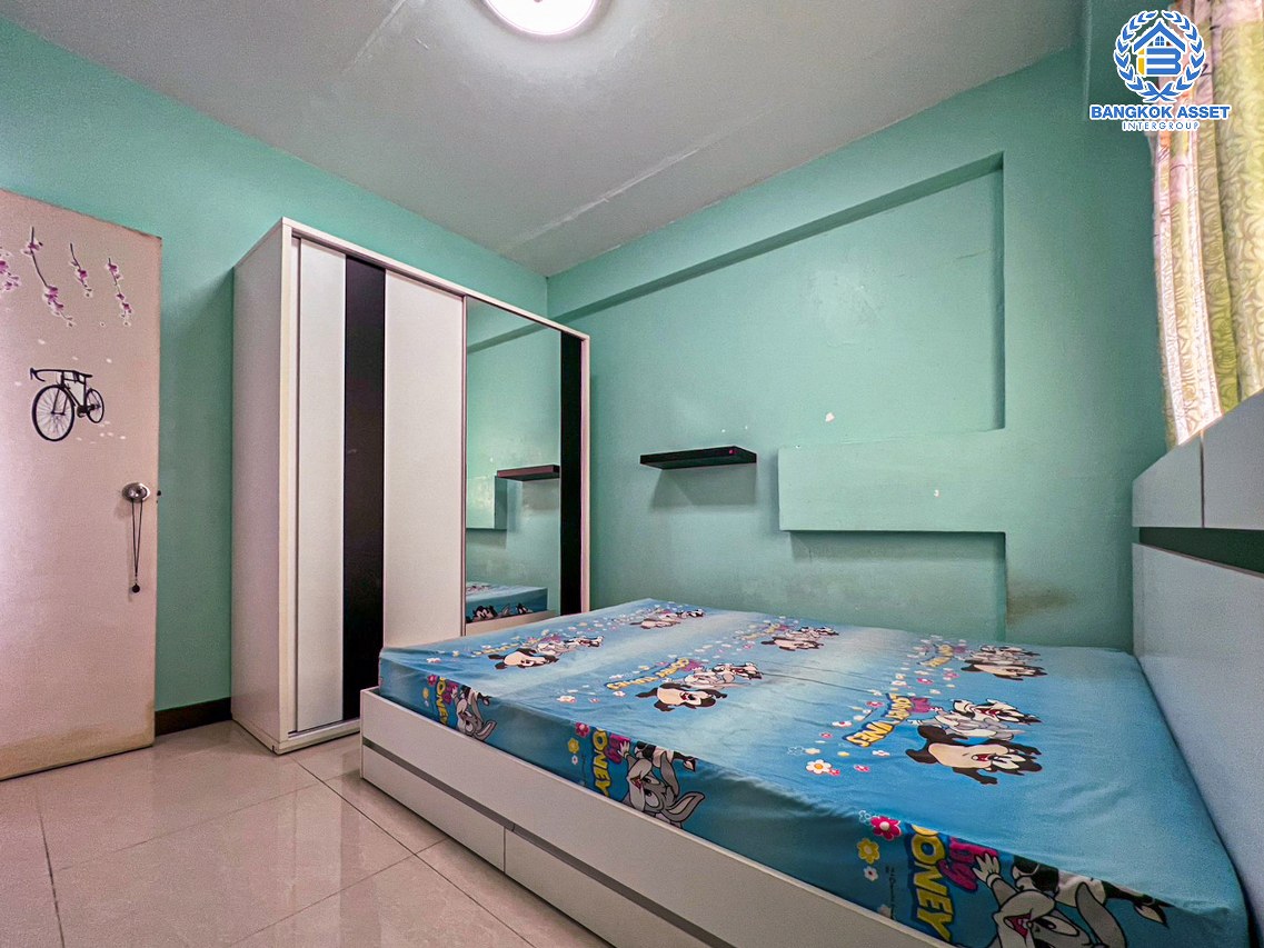 คอนโดมิเนียมมือสองปทุมธานี โครงการ เอื้ออาทร ปทุมธานี (บ้านฉาง) ห้องมุม! เนื้อที่กว้าง 34.09 ตร.ว. ฟังก์ชัน 2 ห้องนอน 1 ห้องน้ำ 1 ที่จอดรถ ห้องสภาพดี พร้อมอยู่ แถมฟรี! 1 เครื่องปรับอากาศ และเฟอร์นิเจอร์ บนทำเลแห่งการเดินทาง เชื่อมต่อถนนปุทมสัมพันธ์, ถนนราชพฤกษ์, ถนนติวานนท์