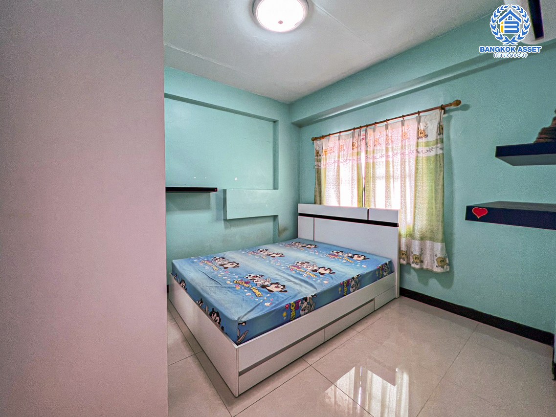 คอนโดมิเนียมมือสองปทุมธานี โครงการ เอื้ออาทร ปทุมธานี (บ้านฉาง) ห้องมุม! เนื้อที่กว้าง 34.09 ตร.ว. ฟังก์ชัน 2 ห้องนอน 1 ห้องน้ำ 1 ที่จอดรถ ห้องสภาพดี พร้อมอยู่ แถมฟรี! 1 เครื่องปรับอากาศ และเฟอร์นิเจอร์ บนทำเลแห่งการเดินทาง เชื่อมต่อถนนปุทมสัมพันธ์, ถนนราชพฤกษ์, ถนนติวานนท์