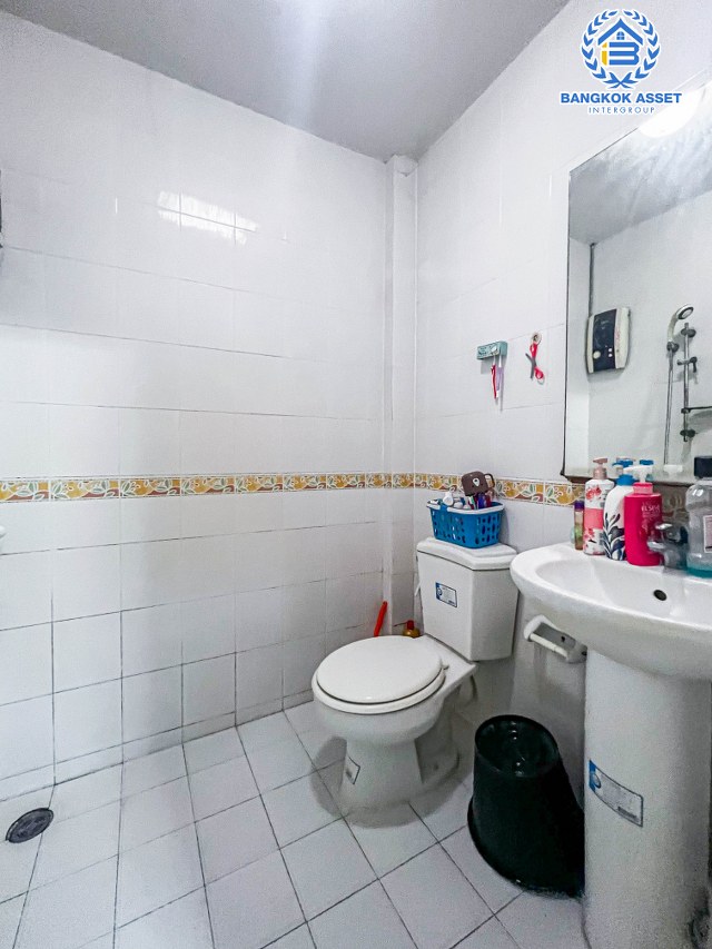 *****ทาวน์เฮ้าส์มือสองกรุงเทพมหานคร หมู่บ้าน กลอรี่เฮ้าส์ รามอินทรา65 เนื้อที่ 16 ตร.ว. ฟังก์ชัน 3 ห้องนอน 2 ห้องน้ำ 1 ที่จอดรถ บ้านสภาพดี บนทำเลเยี่ยม ใกล้รถไฟฟ้าสายในอนาคตสีชมพู "สถานีรามอินทรา 40" และจุดขึ้นทางด่วน "ฉลองรัช" จองเลย!