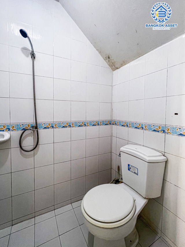 *****ทาวน์เฮ้าส์มือสองกรุงเทพมหานคร หมู่บ้าน กลอรี่เฮ้าส์ รามอินทรา65 เนื้อที่ 16 ตร.ว. ฟังก์ชัน 3 ห้องนอน 2 ห้องน้ำ 1 ที่จอดรถ บ้านสภาพดี บนทำเลเยี่ยม ใกล้รถไฟฟ้าสายในอนาคตสีชมพู "สถานีรามอินทรา 40" และจุดขึ้นทางด่วน "ฉลองรัช" จองเลย!