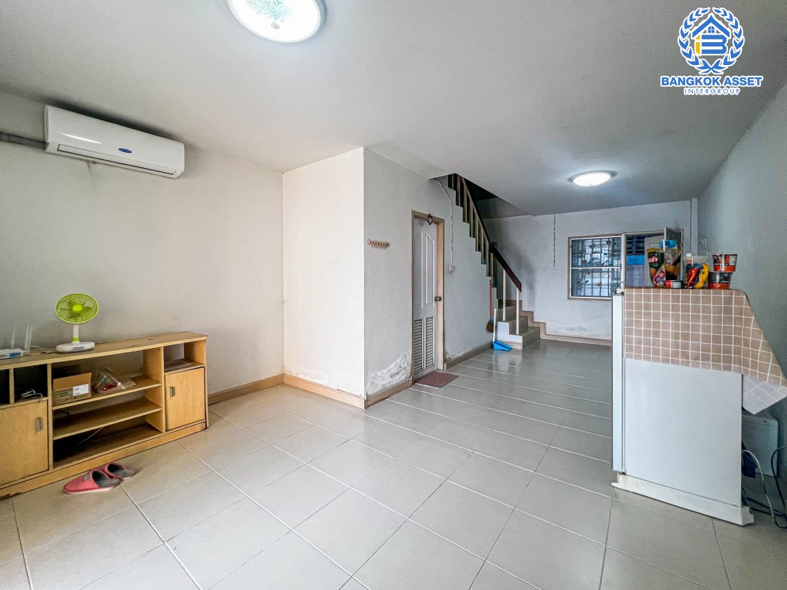 *****ทาวน์เฮ้าส์มือสองกรุงเทพมหานคร หมู่บ้าน กลอรี่เฮ้าส์ รามอินทรา65 เนื้อที่ 16 ตร.ว. ฟังก์ชัน 3 ห้องนอน 2 ห้องน้ำ 1 ที่จอดรถ บ้านสภาพดี บนทำเลเยี่ยม ใกล้รถไฟฟ้าสายในอนาคตสีชมพู "สถานีรามอินทรา 40" และจุดขึ้นทางด่วน "ฉลองรัช" จองเลย!