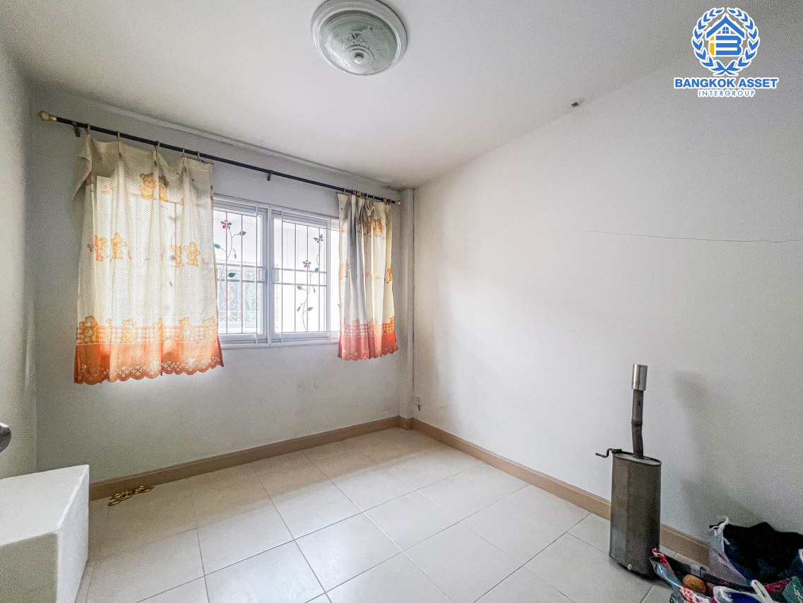 *****ทาวน์เฮ้าส์มือสองกรุงเทพมหานคร หมู่บ้าน กลอรี่เฮ้าส์ รามอินทรา65 เนื้อที่ 16 ตร.ว. ฟังก์ชัน 3 ห้องนอน 2 ห้องน้ำ 1 ที่จอดรถ บ้านสภาพดี บนทำเลเยี่ยม ใกล้รถไฟฟ้าสายในอนาคตสีชมพู "สถานีรามอินทรา 40" และจุดขึ้นทางด่วน "ฉลองรัช" จองเลย!