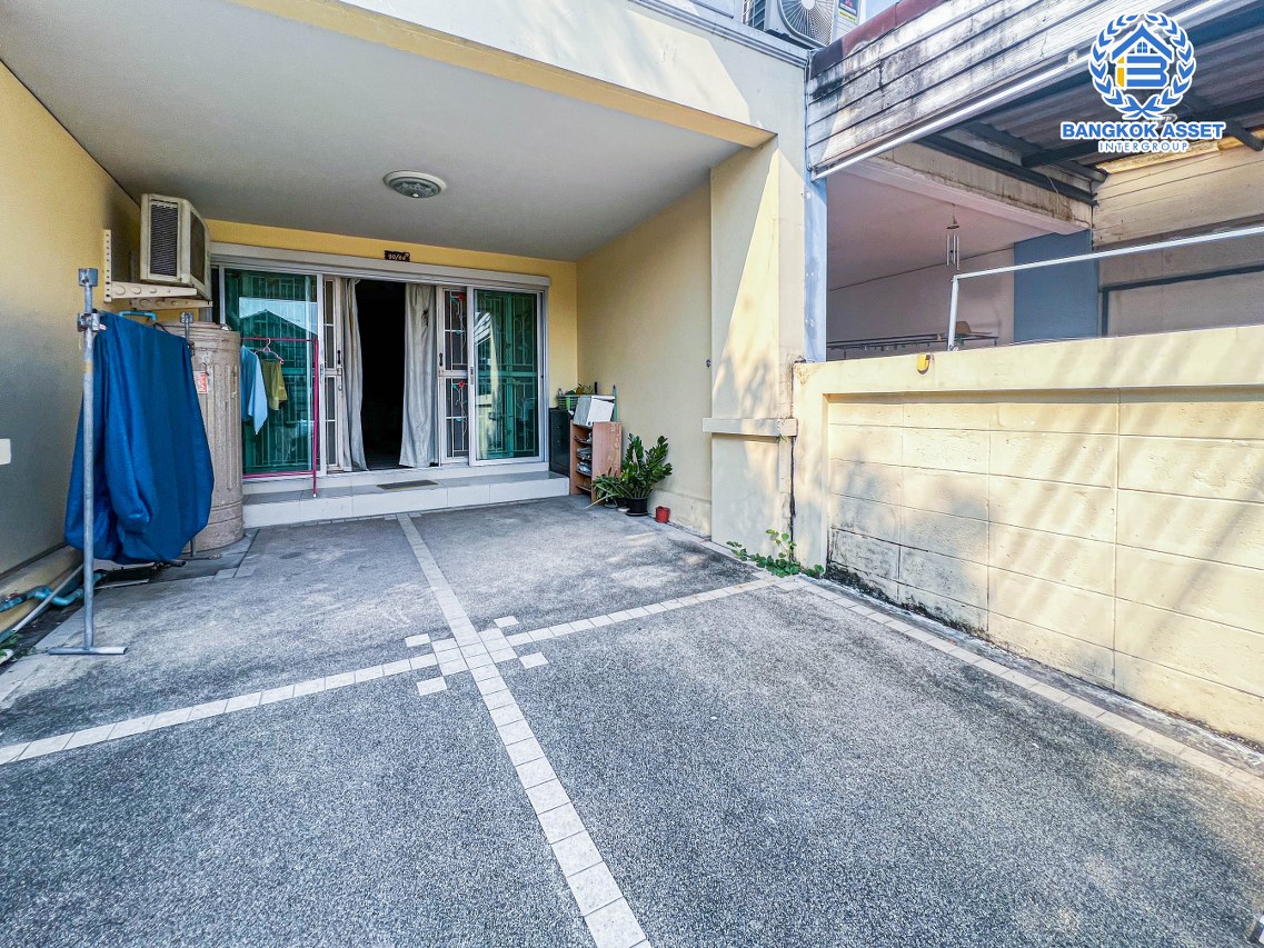 *****ทาวน์เฮ้าส์มือสองกรุงเทพมหานคร หมู่บ้าน กลอรี่เฮ้าส์ รามอินทรา65 เนื้อที่ 16 ตร.ว. ฟังก์ชัน 3 ห้องนอน 2 ห้องน้ำ 1 ที่จอดรถ บ้านสภาพดี บนทำเลเยี่ยม ใกล้รถไฟฟ้าสายในอนาคตสีชมพู "สถานีรามอินทรา 40" และจุดขึ้นทางด่วน "ฉลองรัช" จองเลย!