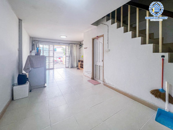 *****ทาวน์เฮ้าส์มือสองกรุงเทพมหานคร หมู่บ้าน กลอรี่เฮ้าส์ รามอินทรา65 เนื้อที่ 16 ตร.ว. ฟังก์ชัน 3 ห้องนอน 2 ห้องน้ำ 1 ที่จอดรถ บ้านสภาพดี บนทำเลเยี่ยม ใกล้รถไฟฟ้าสายในอนาคตสีชมพู "สถานีรามอินทรา 40" และจุดขึ้นทางด่วน "ฉลองรัช" จองเลย!