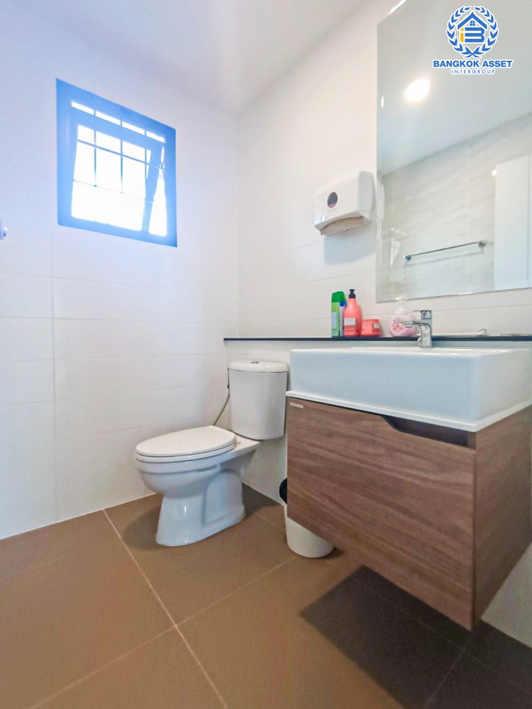 *****บ้านเดี่ยวมือสอง โครงการ เดอะซิตี้ รามอินทรา2 เนื้อที่กว้าง 84.10 ตร.ว. ฟังก์ชันจัดเต็ม 4 ห้องนอน 5 ห้องน้ำ 3 ที่จอดรถ บ้านพื้นที่กว้าง ตอบโจทย์ไลฟ์สไตล์ความเป็นคนเมือง บนทำเลเดินทางสะดวก ใกล้แฟชั่นไอแลนด์ และรถไฟฟ้าสายสีชมพู "สถานีคู้บอน" และจุดขึ้นทางด่วน "จตุโชติ"