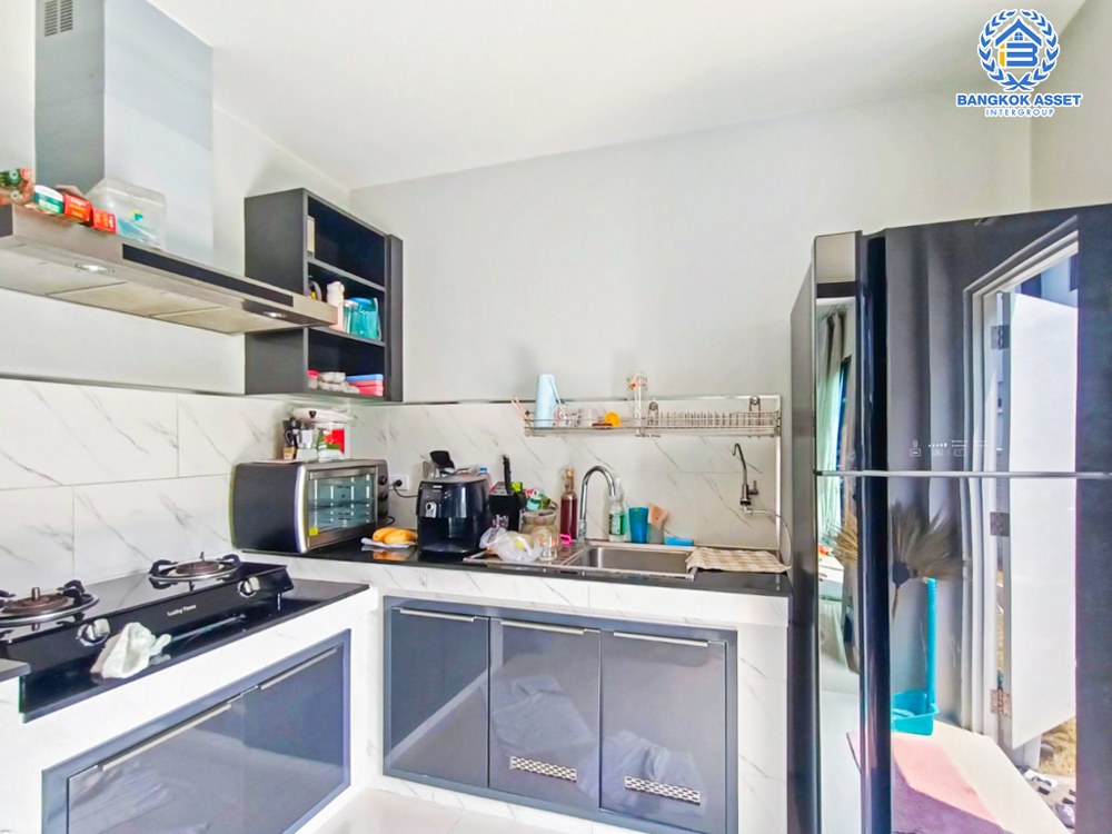 *****บ้านเดี่ยวมือสอง โครงการ เดอะซิตี้ รามอินทรา2 เนื้อที่กว้าง 84.10 ตร.ว. ฟังก์ชันจัดเต็ม 4 ห้องนอน 5 ห้องน้ำ 3 ที่จอดรถ บ้านพื้นที่กว้าง ตอบโจทย์ไลฟ์สไตล์ความเป็นคนเมือง บนทำเลเดินทางสะดวก ใกล้แฟชั่นไอแลนด์ และรถไฟฟ้าสายสีชมพู "สถานีคู้บอน" และจุดขึ้นทางด่วน "จตุโชติ"