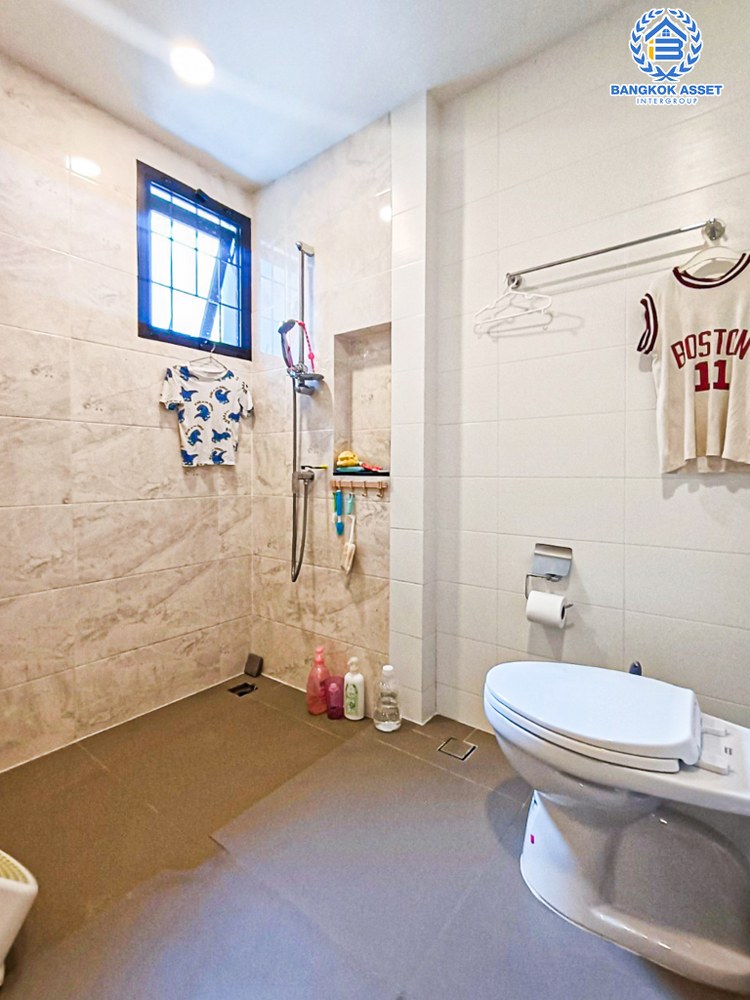 *****บ้านเดี่ยวมือสอง โครงการ เดอะซิตี้ รามอินทรา2 เนื้อที่กว้าง 84.10 ตร.ว. ฟังก์ชันจัดเต็ม 4 ห้องนอน 5 ห้องน้ำ 3 ที่จอดรถ บ้านพื้นที่กว้าง ตอบโจทย์ไลฟ์สไตล์ความเป็นคนเมือง บนทำเลเดินทางสะดวก ใกล้แฟชั่นไอแลนด์ และรถไฟฟ้าสายสีชมพู "สถานีคู้บอน" และจุดขึ้นทางด่วน "จตุโชติ"