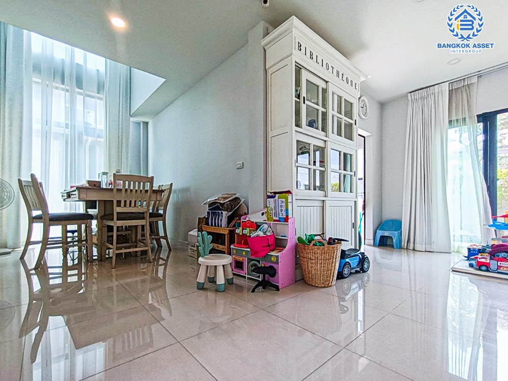 *****บ้านเดี่ยวมือสอง โครงการ เดอะซิตี้ รามอินทรา2 เนื้อที่กว้าง 84.10 ตร.ว. ฟังก์ชันจัดเต็ม 4 ห้องนอน 5 ห้องน้ำ 3 ที่จอดรถ บ้านพื้นที่กว้าง ตอบโจทย์ไลฟ์สไตล์ความเป็นคนเมือง บนทำเลเดินทางสะดวก ใกล้แฟชั่นไอแลนด์ และรถไฟฟ้าสายสีชมพู "สถานีคู้บอน" และจุดขึ้นทางด่วน "จตุโชติ"