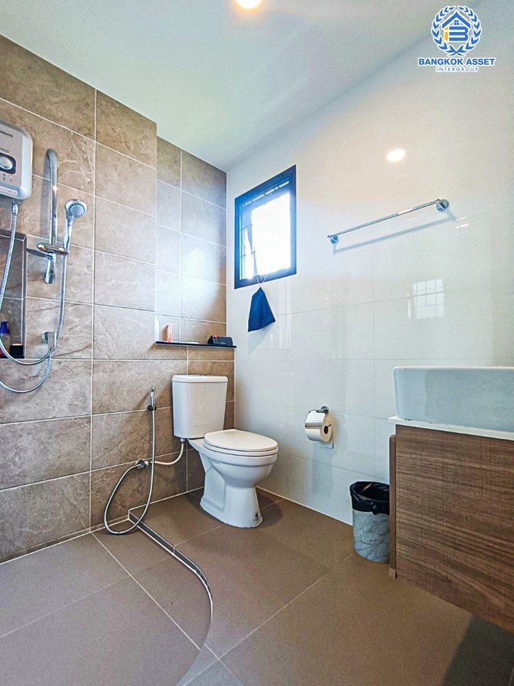 *****บ้านเดี่ยวมือสอง โครงการ เดอะซิตี้ รามอินทรา2 เนื้อที่กว้าง 84.10 ตร.ว. ฟังก์ชันจัดเต็ม 4 ห้องนอน 5 ห้องน้ำ 3 ที่จอดรถ บ้านพื้นที่กว้าง ตอบโจทย์ไลฟ์สไตล์ความเป็นคนเมือง บนทำเลเดินทางสะดวก ใกล้แฟชั่นไอแลนด์ และรถไฟฟ้าสายสีชมพู "สถานีคู้บอน" และจุดขึ้นทางด่วน "จตุโชติ"