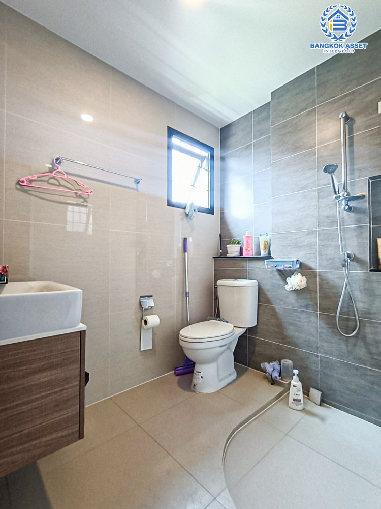 *****บ้านเดี่ยวมือสอง โครงการ เดอะซิตี้ รามอินทรา2 เนื้อที่กว้าง 84.10 ตร.ว. ฟังก์ชันจัดเต็ม 4 ห้องนอน 5 ห้องน้ำ 3 ที่จอดรถ บ้านพื้นที่กว้าง ตอบโจทย์ไลฟ์สไตล์ความเป็นคนเมือง บนทำเลเดินทางสะดวก ใกล้แฟชั่นไอแลนด์ และรถไฟฟ้าสายสีชมพู "สถานีคู้บอน" และจุดขึ้นทางด่วน "จตุโชติ"