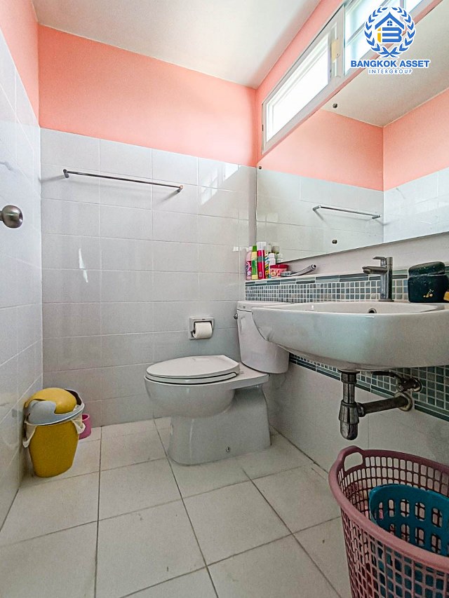 *****ทาวน์เฮ้าส์มือสอง โครงการ อินดี้ บางใหญ่ หลังมุม เนื้อที่กว้าง 26.70 ตร.ว. ฟังก์ชัน 2 ห้องนอน 3 ห้องน้ำ 2 ที่จอดรถ สภาพภายในดูใหม่มาก บนทำเลเดินทางสะดวก เชื่อมต่อถนนกาญจนาภิเษก ถนนรัตนาธิเบศร์ ใกล้รถไฟฟ้าสายสีม่วง "สถานีตลาดบางใหญ่" และจุดขึ้นทางด่วน "ศรีรัช"