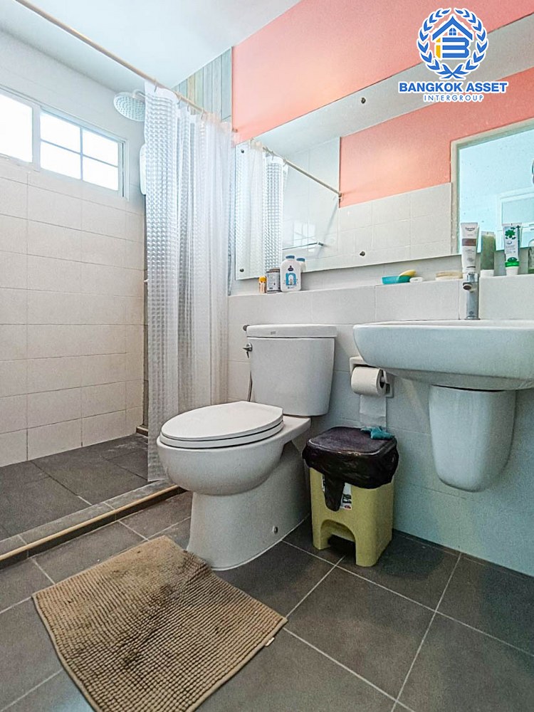 *****ทาวน์เฮ้าส์มือสอง โครงการ อินดี้ บางใหญ่ หลังมุม เนื้อที่กว้าง 26.70 ตร.ว. ฟังก์ชัน 2 ห้องนอน 3 ห้องน้ำ 2 ที่จอดรถ สภาพภายในดูใหม่มาก บนทำเลเดินทางสะดวก เชื่อมต่อถนนกาญจนาภิเษก ถนนรัตนาธิเบศร์ ใกล้รถไฟฟ้าสายสีม่วง "สถานีตลาดบางใหญ่" และจุดขึ้นทางด่วน "ศรีรัช"