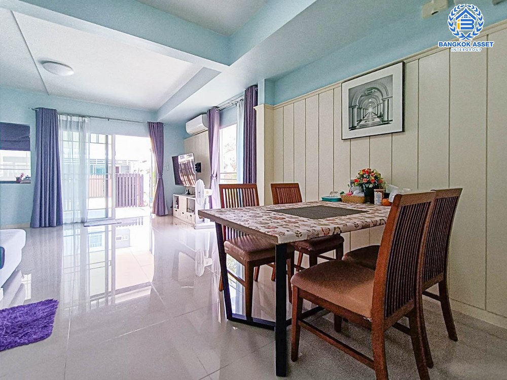 *****ทาวน์เฮ้าส์มือสอง โครงการ อินดี้ บางใหญ่ หลังมุม เนื้อที่กว้าง 26.70 ตร.ว. ฟังก์ชัน 2 ห้องนอน 3 ห้องน้ำ 2 ที่จอดรถ สภาพภายในดูใหม่มาก บนทำเลเดินทางสะดวก เชื่อมต่อถนนกาญจนาภิเษก ถนนรัตนาธิเบศร์ ใกล้รถไฟฟ้าสายสีม่วง "สถานีตลาดบางใหญ่" และจุดขึ้นทางด่วน "ศรีรัช"