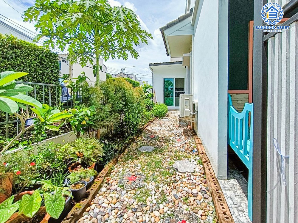 *****ทาวน์เฮ้าส์มือสอง โครงการ อินดี้ บางใหญ่ หลังมุม เนื้อที่กว้าง 26.70 ตร.ว. ฟังก์ชัน 2 ห้องนอน 3 ห้องน้ำ 2 ที่จอดรถ สภาพภายในดูใหม่มาก บนทำเลเดินทางสะดวก เชื่อมต่อถนนกาญจนาภิเษก ถนนรัตนาธิเบศร์ ใกล้รถไฟฟ้าสายสีม่วง "สถานีตลาดบางใหญ่" และจุดขึ้นทางด่วน "ศรีรัช"