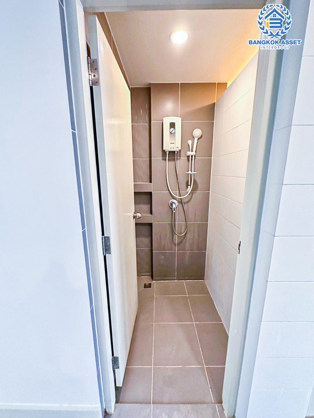 *****ทาวน์เฮ้าส์มือสองปทุมธานี โครงการ เวิร์ฟ ติวานนท์-รังสิต เนื้อที่กว้างเกือบ 21 ตร.ว. ฟังก์ชัน 3 ห้องนอน 2 ห้องน้ำ 2 ที่จอดรถ บ้านพร้อมอยู่ แถมฟรี! 2 เครื่องปรับอากาศ 1 เครื่องทำน้ำอุ่น 1 เครื่องดูดควัน บนทำเลดี ใกล้รถไฟฟ้าสายสีแดง "สถานีรังสิต" และจุดขึ้นทางด่วน "บางพูน" (ทางด่วนสายบางปะอิน-ปากเกร็ด)