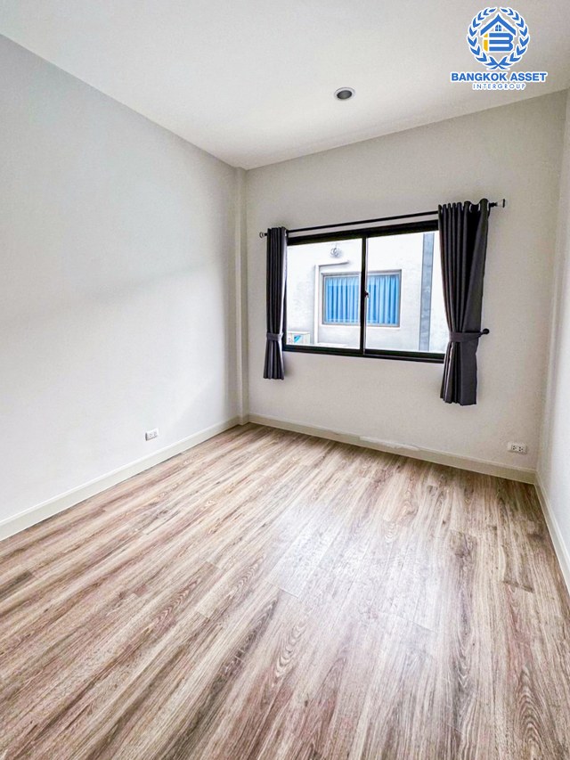 *****ทาวน์เฮ้าส์มือสองปทุมธานี โครงการ เวิร์ฟ ติวานนท์-รังสิต เนื้อที่กว้างเกือบ 21 ตร.ว. ฟังก์ชัน 3 ห้องนอน 2 ห้องน้ำ 2 ที่จอดรถ บ้านพร้อมอยู่ แถมฟรี! 2 เครื่องปรับอากาศ 1 เครื่องทำน้ำอุ่น 1 เครื่องดูดควัน บนทำเลดี ใกล้รถไฟฟ้าสายสีแดง "สถานีรังสิต" และจุดขึ้นทางด่วน "บางพูน" (ทางด่วนสายบางปะอิน-ปากเกร็ด)