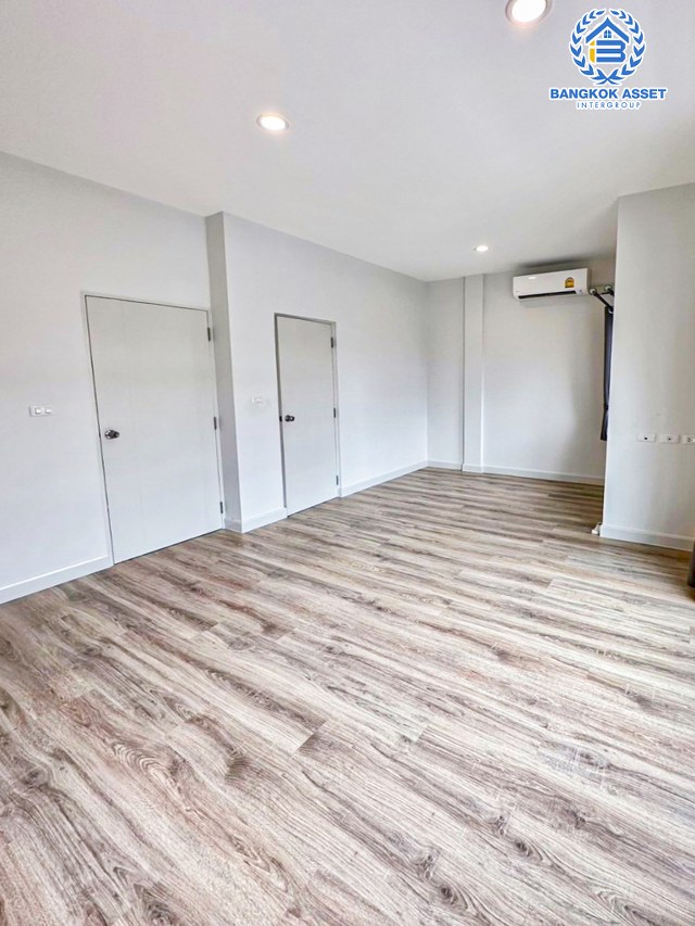 *****ทาวน์เฮ้าส์มือสองปทุมธานี โครงการ เวิร์ฟ ติวานนท์-รังสิต เนื้อที่กว้างเกือบ 21 ตร.ว. ฟังก์ชัน 3 ห้องนอน 2 ห้องน้ำ 2 ที่จอดรถ บ้านพร้อมอยู่ แถมฟรี! 2 เครื่องปรับอากาศ 1 เครื่องทำน้ำอุ่น 1 เครื่องดูดควัน บนทำเลดี ใกล้รถไฟฟ้าสายสีแดง "สถานีรังสิต" และจุดขึ้นทางด่วน "บางพูน" (ทางด่วนสายบางปะอิน-ปากเกร็ด)