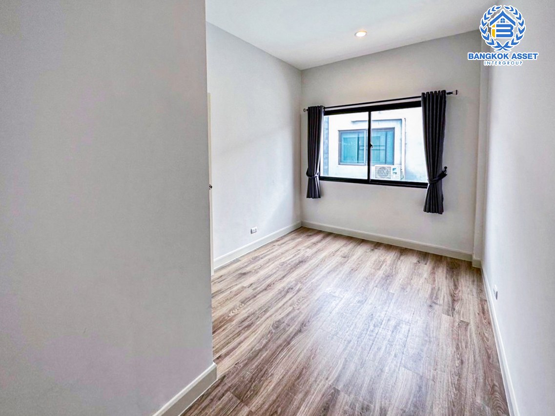 *****ทาวน์เฮ้าส์มือสองปทุมธานี โครงการ เวิร์ฟ ติวานนท์-รังสิต เนื้อที่กว้างเกือบ 21 ตร.ว. ฟังก์ชัน 3 ห้องนอน 2 ห้องน้ำ 2 ที่จอดรถ บ้านพร้อมอยู่ แถมฟรี! 2 เครื่องปรับอากาศ 1 เครื่องทำน้ำอุ่น 1 เครื่องดูดควัน บนทำเลดี ใกล้รถไฟฟ้าสายสีแดง "สถานีรังสิต" และจุดขึ้นทางด่วน "บางพูน" (ทางด่วนสายบางปะอิน-ปากเกร็ด)