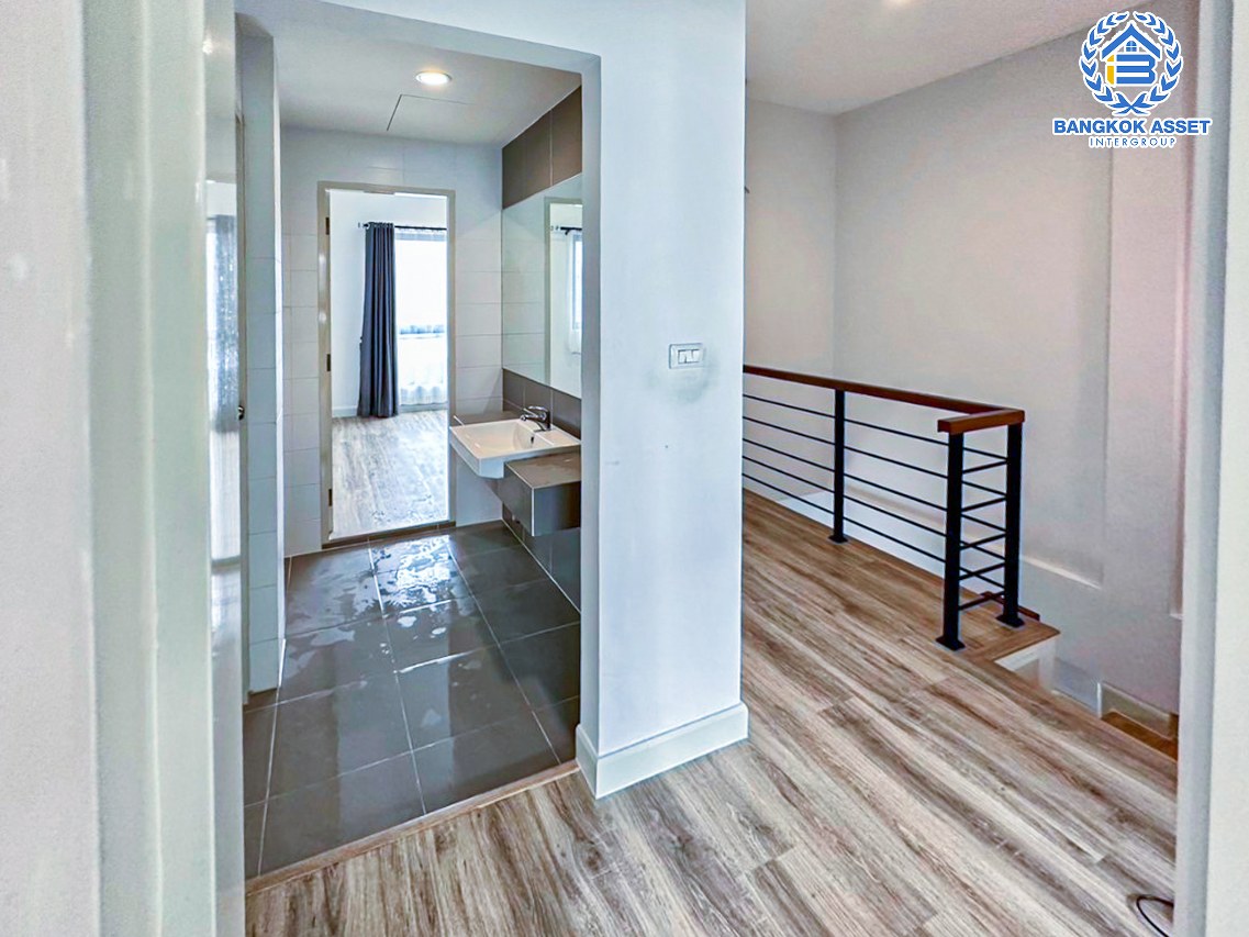 *****ทาวน์เฮ้าส์มือสองปทุมธานี โครงการ เวิร์ฟ ติวานนท์-รังสิต เนื้อที่กว้างเกือบ 21 ตร.ว. ฟังก์ชัน 3 ห้องนอน 2 ห้องน้ำ 2 ที่จอดรถ บ้านพร้อมอยู่ แถมฟรี! 2 เครื่องปรับอากาศ 1 เครื่องทำน้ำอุ่น 1 เครื่องดูดควัน บนทำเลดี ใกล้รถไฟฟ้าสายสีแดง "สถานีรังสิต" และจุดขึ้นทางด่วน "บางพูน" (ทางด่วนสายบางปะอิน-ปากเกร็ด)