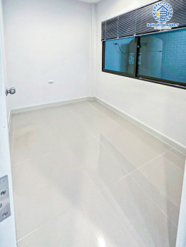 *****ทาวน์เฮ้าส์มือสองปทุมธานี โครงการ เวิร์ฟ ติวานนท์-รังสิต เนื้อที่กว้างเกือบ 21 ตร.ว. ฟังก์ชัน 3 ห้องนอน 2 ห้องน้ำ 2 ที่จอดรถ บ้านพร้อมอยู่ แถมฟรี! 2 เครื่องปรับอากาศ 1 เครื่องทำน้ำอุ่น 1 เครื่องดูดควัน บนทำเลดี ใกล้รถไฟฟ้าสายสีแดง "สถานีรังสิต" และจุดขึ้นทางด่วน "บางพูน" (ทางด่วนสายบางปะอิน-ปากเกร็ด)