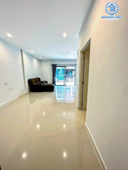 *****ทาวน์เฮ้าส์มือสองปทุมธานี โครงการ เวิร์ฟ ติวานนท์-รังสิต เนื้อที่กว้างเกือบ 21 ตร.ว. ฟังก์ชัน 3 ห้องนอน 2 ห้องน้ำ 2 ที่จอดรถ บ้านพร้อมอยู่ แถมฟรี! 2 เครื่องปรับอากาศ 1 เครื่องทำน้ำอุ่น 1 เครื่องดูดควัน บนทำเลดี ใกล้รถไฟฟ้าสายสีแดง "สถานีรังสิต" และจุดขึ้นทางด่วน "บางพูน" (ทางด่วนสายบางปะอิน-ปากเกร็ด)