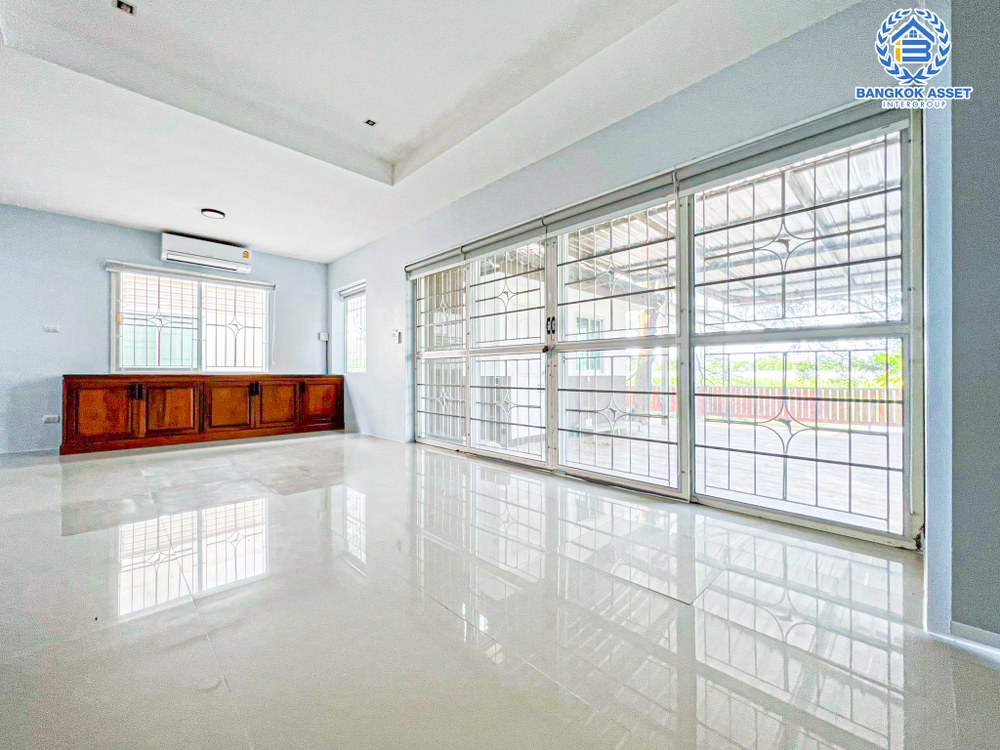 *****บ้านเดี่ยวมือสอง โครงการ เลคการ์เด้น ลากูน่า อ่อนนุช-สุวรรณภูมิ เนื้อที่กว้าง 72 ตร.ว. ฟังก์ชัน 4 ห้องนอน 4 ห้องน้ำ 2 ที่จอดรถ บ้านหลังใหญ่ในโซนใกล้เมือง สภาพบ้านเหมือนใหม่มาก บนทำเลเชื่อมต่อถนนอ่อนนุช, ถนนราษฎร์พัฒนา ใกล้ท่าอากาศยานสุวรรณภูมิ และทางพิเศษบูรพาวิถี