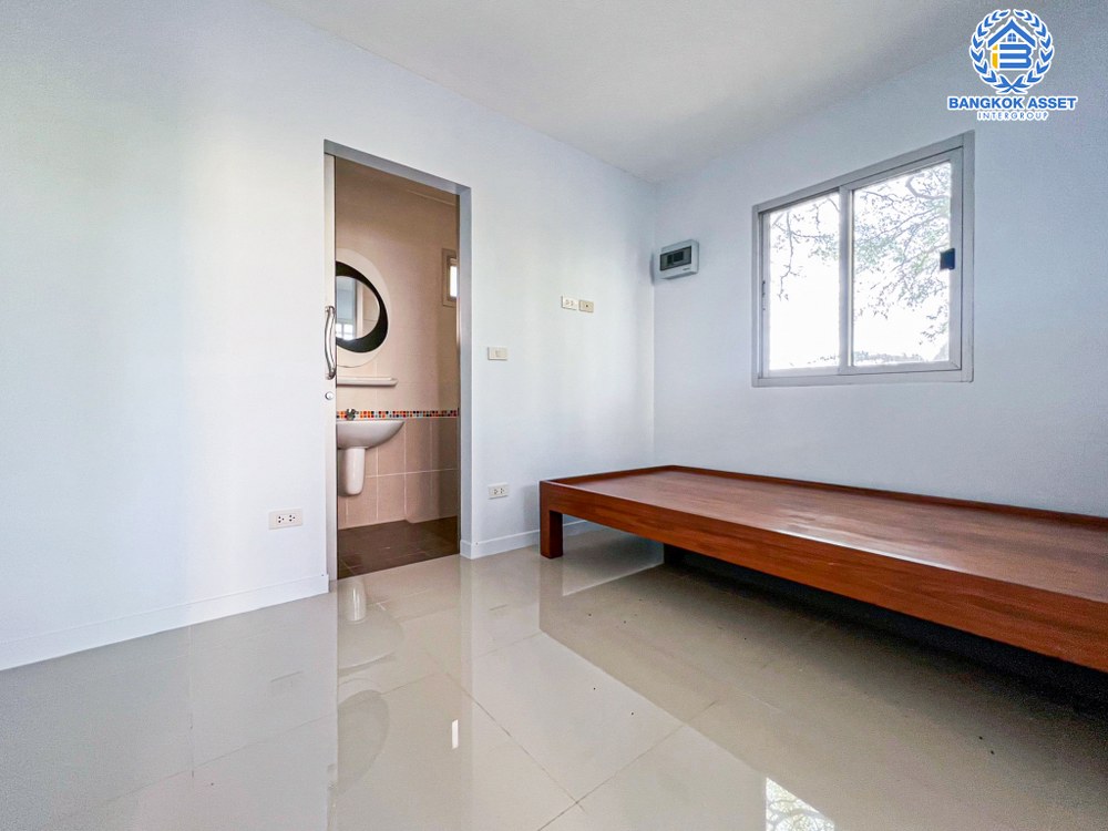 *****บ้านเดี่ยวมือสอง โครงการ เลคการ์เด้น ลากูน่า อ่อนนุช-สุวรรณภูมิ เนื้อที่กว้าง 72 ตร.ว. ฟังก์ชัน 4 ห้องนอน 4 ห้องน้ำ 2 ที่จอดรถ บ้านหลังใหญ่ในโซนใกล้เมือง สภาพบ้านเหมือนใหม่มาก บนทำเลเชื่อมต่อถนนอ่อนนุช, ถนนราษฎร์พัฒนา ใกล้ท่าอากาศยานสุวรรณภูมิ และทางพิเศษบูรพาวิถี