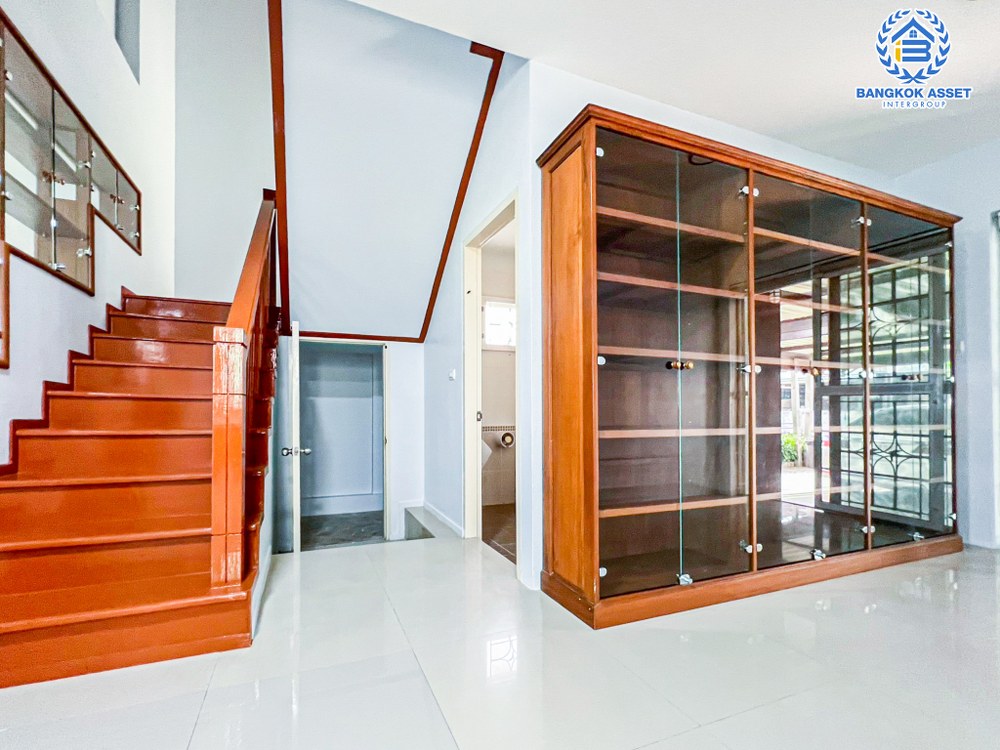 *****บ้านเดี่ยวมือสอง โครงการ เลคการ์เด้น ลากูน่า อ่อนนุช-สุวรรณภูมิ เนื้อที่กว้าง 72 ตร.ว. ฟังก์ชัน 4 ห้องนอน 4 ห้องน้ำ 2 ที่จอดรถ บ้านหลังใหญ่ในโซนใกล้เมือง สภาพบ้านเหมือนใหม่มาก บนทำเลเชื่อมต่อถนนอ่อนนุช, ถนนราษฎร์พัฒนา ใกล้ท่าอากาศยานสุวรรณภูมิ และทางพิเศษบูรพาวิถี