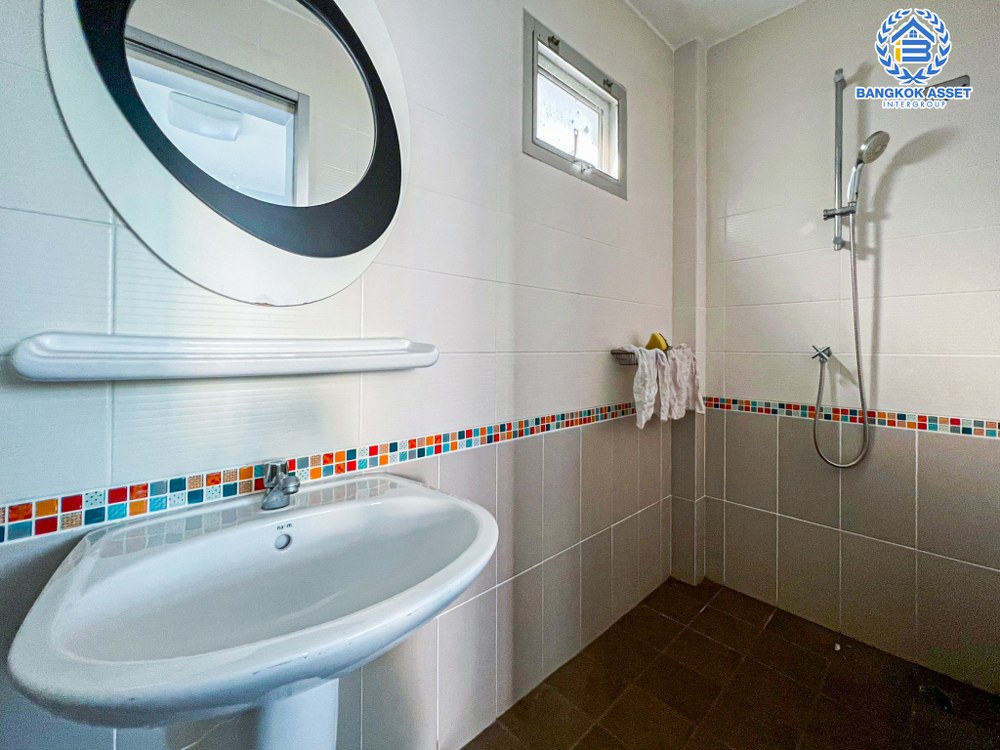 *****บ้านเดี่ยวมือสอง โครงการ เลคการ์เด้น ลากูน่า อ่อนนุช-สุวรรณภูมิ เนื้อที่กว้าง 72 ตร.ว. ฟังก์ชัน 4 ห้องนอน 4 ห้องน้ำ 2 ที่จอดรถ บ้านหลังใหญ่ในโซนใกล้เมือง สภาพบ้านเหมือนใหม่มาก บนทำเลเชื่อมต่อถนนอ่อนนุช, ถนนราษฎร์พัฒนา ใกล้ท่าอากาศยานสุวรรณภูมิ และทางพิเศษบูรพาวิถี