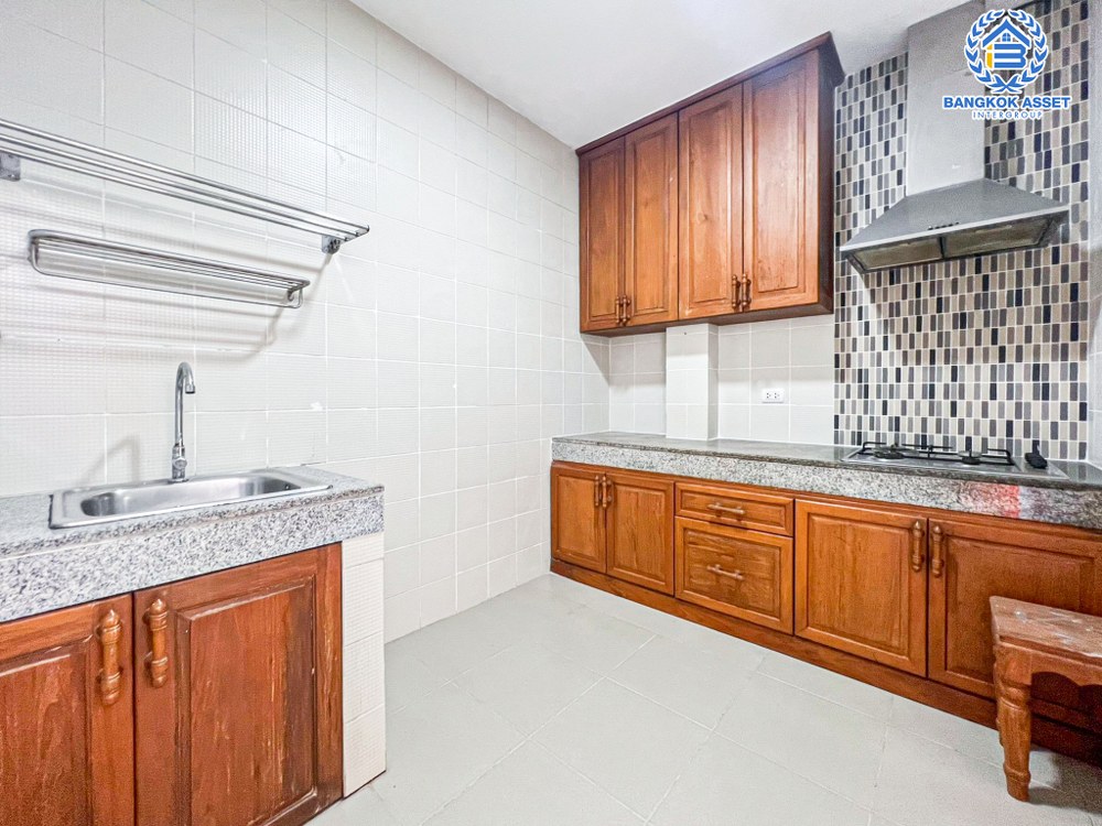 *****บ้านเดี่ยวมือสอง โครงการ เลคการ์เด้น ลากูน่า อ่อนนุช-สุวรรณภูมิ เนื้อที่กว้าง 72 ตร.ว. ฟังก์ชัน 4 ห้องนอน 4 ห้องน้ำ 2 ที่จอดรถ บ้านหลังใหญ่ในโซนใกล้เมือง สภาพบ้านเหมือนใหม่มาก บนทำเลเชื่อมต่อถนนอ่อนนุช, ถนนราษฎร์พัฒนา ใกล้ท่าอากาศยานสุวรรณภูมิ และทางพิเศษบูรพาวิถี