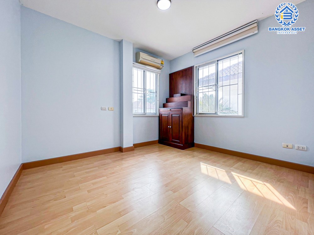 *****บ้านเดี่ยวมือสอง โครงการ เลคการ์เด้น ลากูน่า อ่อนนุช-สุวรรณภูมิ เนื้อที่กว้าง 72 ตร.ว. ฟังก์ชัน 4 ห้องนอน 4 ห้องน้ำ 2 ที่จอดรถ บ้านหลังใหญ่ในโซนใกล้เมือง สภาพบ้านเหมือนใหม่มาก บนทำเลเชื่อมต่อถนนอ่อนนุช, ถนนราษฎร์พัฒนา ใกล้ท่าอากาศยานสุวรรณภูมิ และทางพิเศษบูรพาวิถี